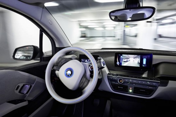 Автомобили BMW будут парковаться самостоятельно, без водителей