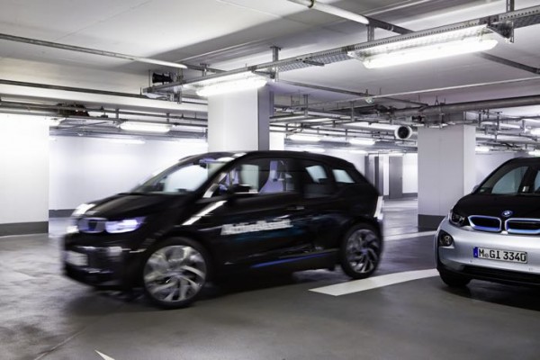Автомобили BMW будут парковаться самостоятельно, без водителей