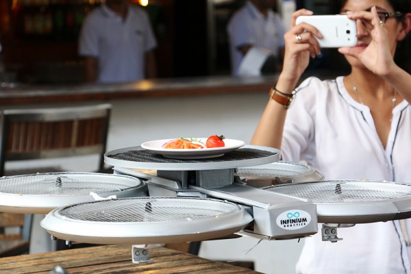 Вместо официантов в Сингапуре будут работать дроны