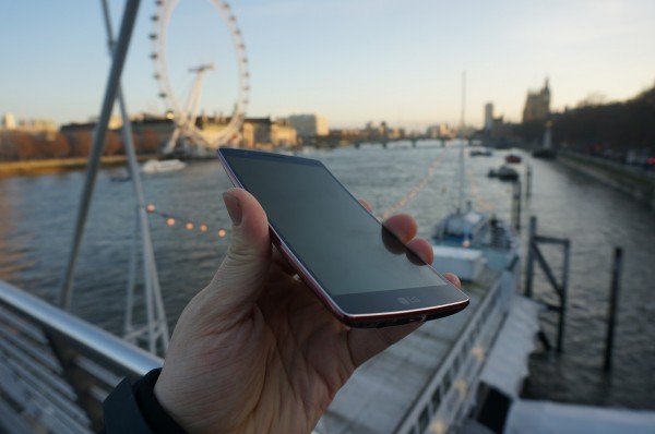 LG G Flex 2 обогнал в мобильных тестах Samsung Note 4 и Apple iPhone 6