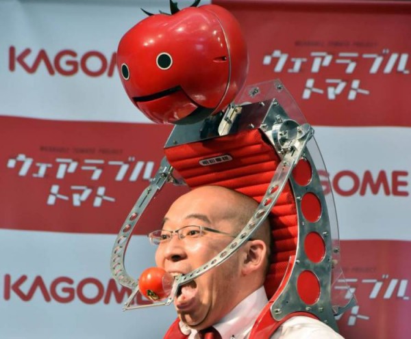 Tomatan — робот, кормящий владельца помидорами