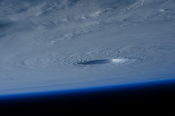 С борта МКС сняли супертайфун
