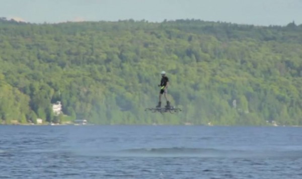 Канадец перелетел через озеро на ховерборде
