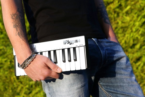 iRig Keys mini — миниатюрный MIDI-контроллер