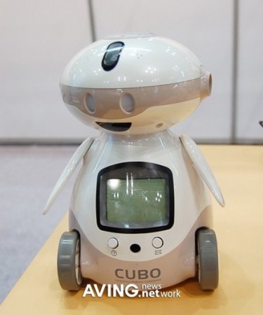 Новый CUBO от IZI Robotics читает книги и учит английскому!