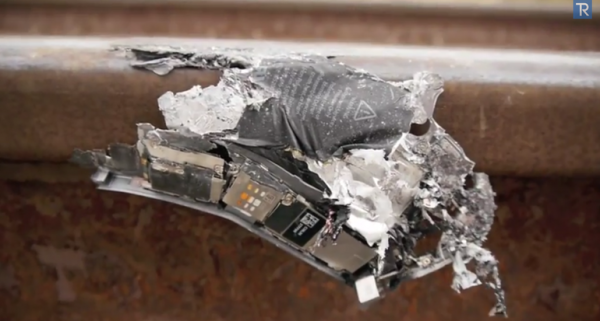 iPhone 5S не выдержал столкновения с поездом