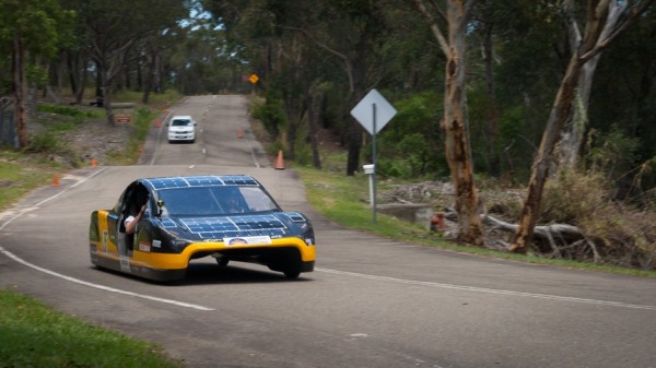Автомобиль на солнечных батареях поставил рекорд скорости