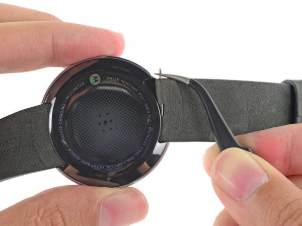 Часы Motorola Moto 360 попали в руки iFixit